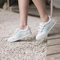 Baskets Blanches & Vert D'eau 13 Baskets Blanches & Vert D'eau -Urbain Soldes prod 33317 hazel velcro baskets cuir blanc mint 687x687 c