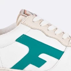 Baskets Blanche & Turquoise -Urbain Soldes prod 33549 hazel baskets cuir blanc bleu 687x687 c